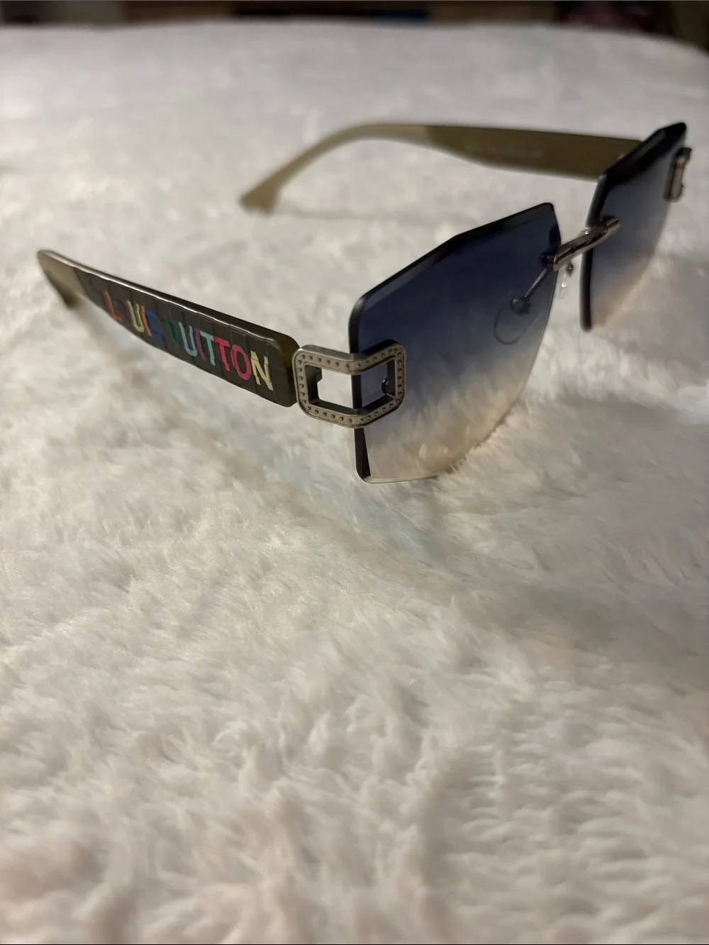 Fashion sunglasses contemporary rimless